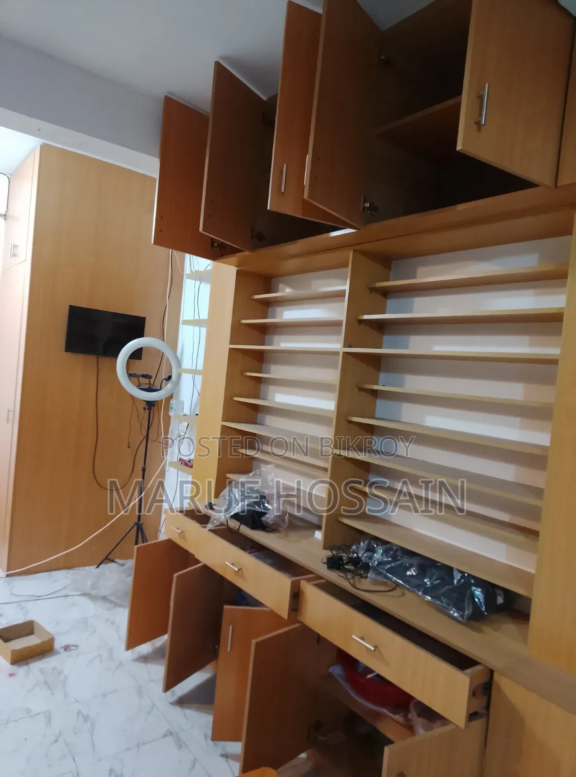 Showroom Decoration Furniture With Storage Cabinet