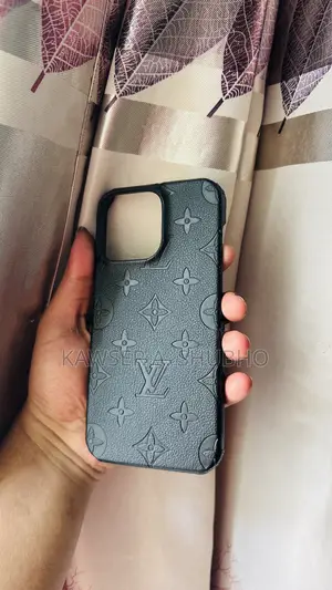 iPhone 14 Pro Max এর জন্য লুই ভিটনের প্রিমিয়াম লেদার কেস