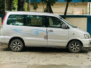 Toyota Noah 2.0 All-Wheel Drive (8 Seater) 2002 Silver