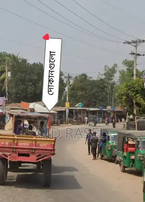 Six shops with 3.5 decimals of land located on the main road of the city market