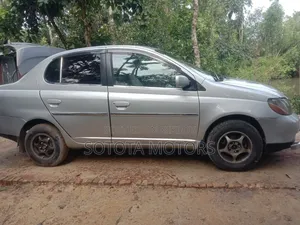 Toyota Platz 1.0 FWD 2000 Silver
