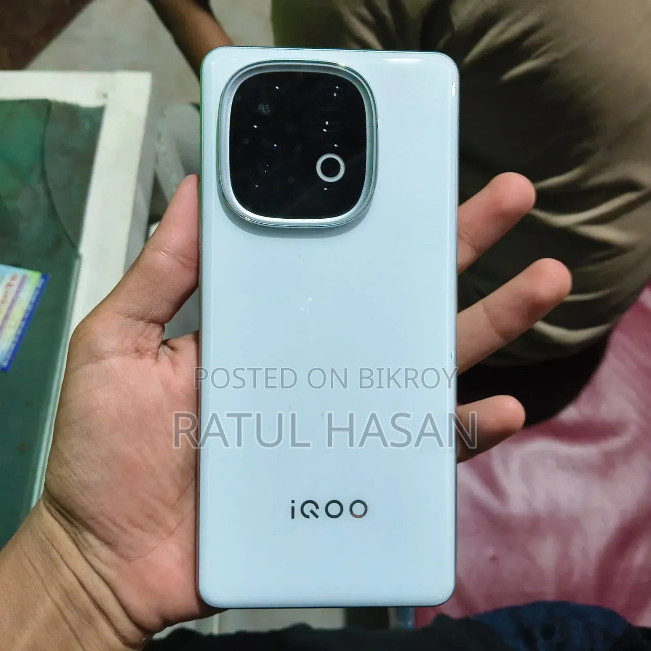 আইকিউওও ২৫৬ জিবি সাদা
