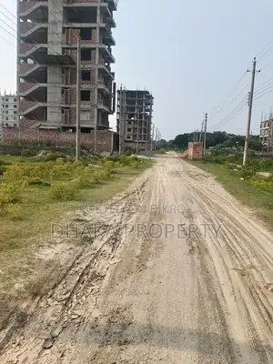 সেক্টর-১৩ তে ৩০০ ফুট এক্সপ্রেসওয়ের পাশে ৩ কাঠা উত্তরমুখী জমি