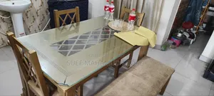 ডাইনিং টেবিলের গ্লাস