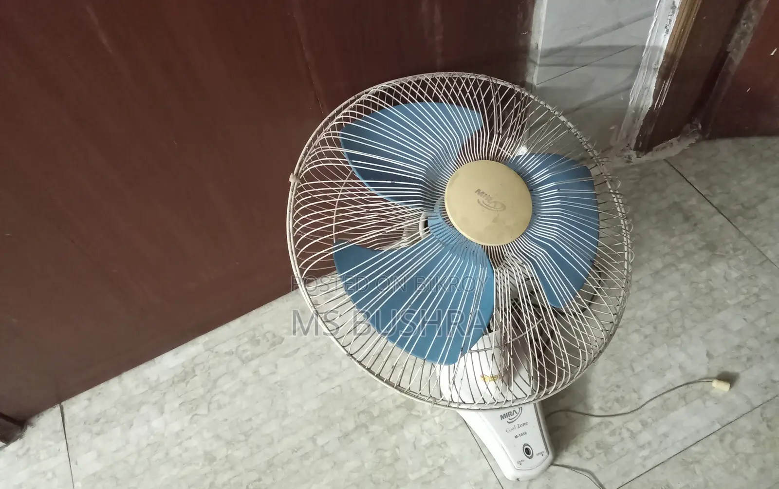 কেস সহ ওয়াল ফ্যান