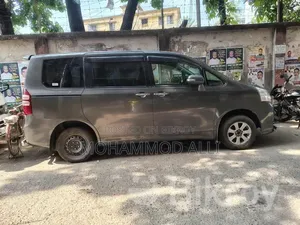 Toyota Noah 2.0 143hp FWD (7 Seater) 2012 Gray