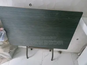 কাঠের টেবিল