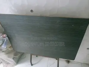 কাঠের টেবিল