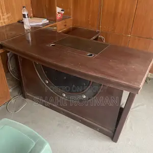 অফিস টেবিল