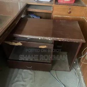 অফিস টেবিল