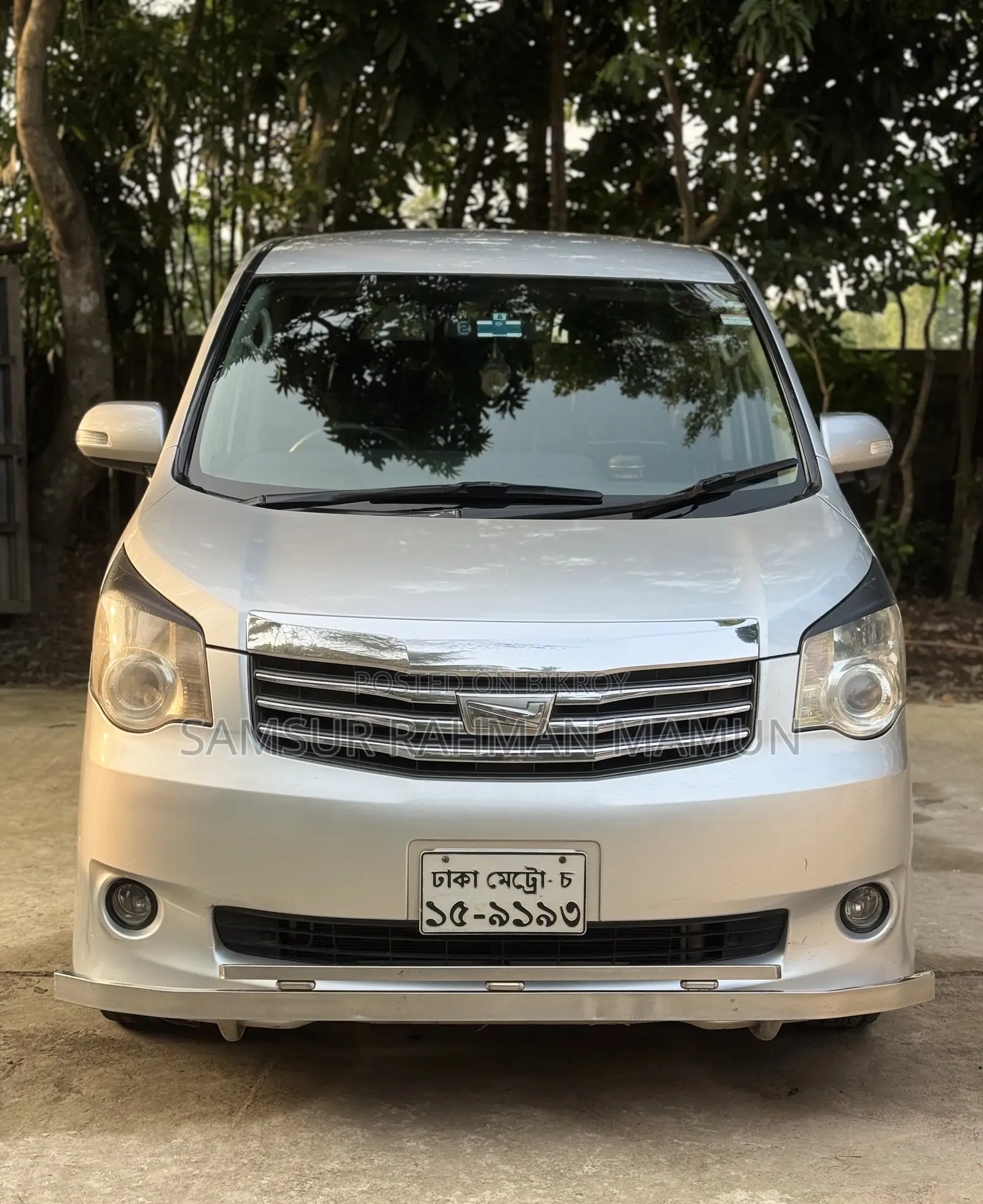Toyota Noah 2.0 143hp AWD (8 Seater) 2012 Silver