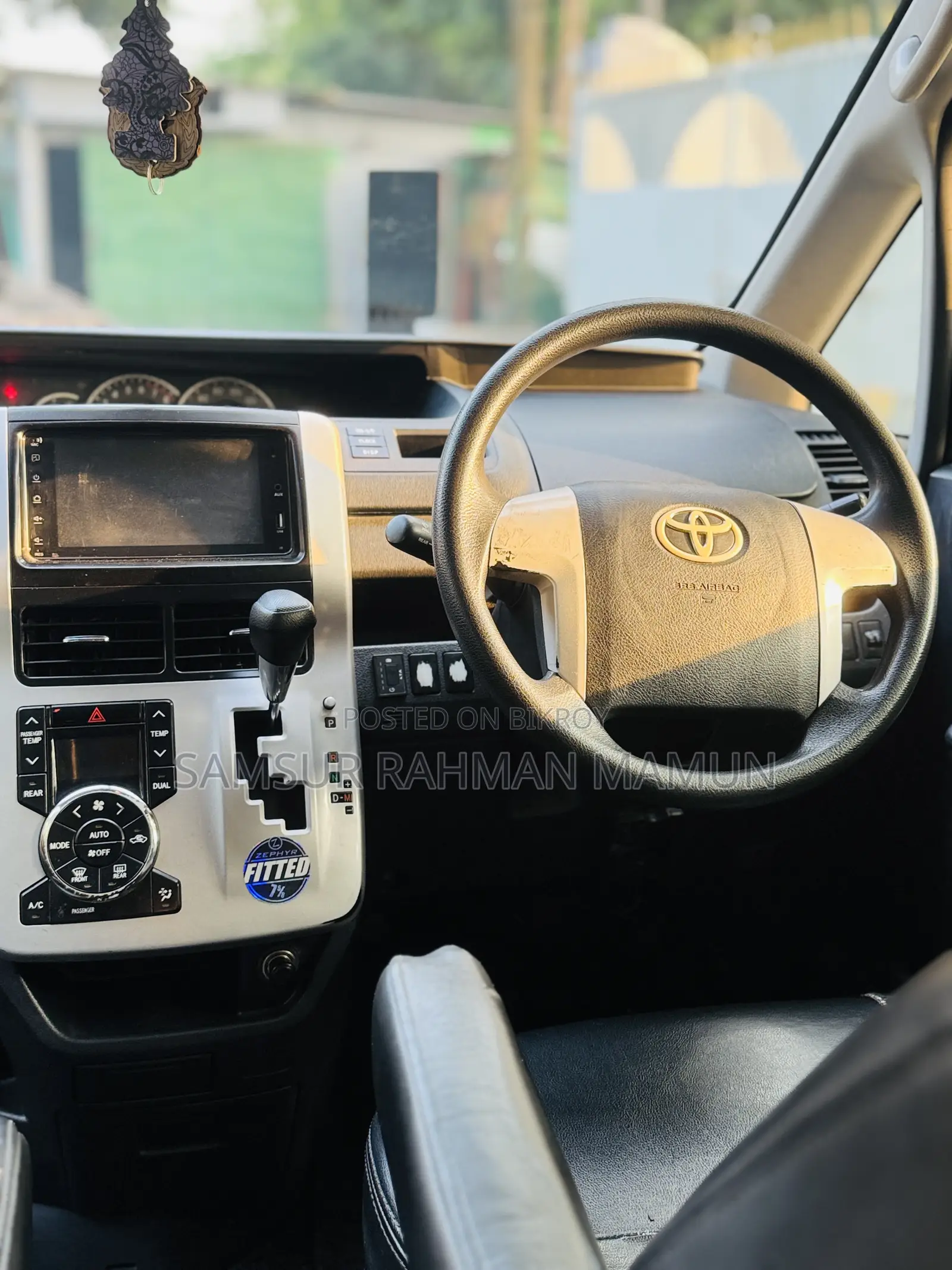 Toyota Noah 2.0 143hp AWD (8 Seater) 2012 Silver
