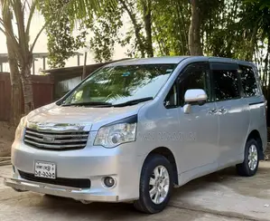 Toyota Noah 2.0 143hp AWD (8 Seater) 2012 Silver