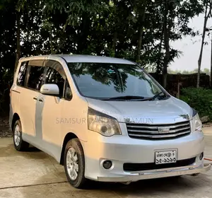 Toyota Noah 2.0 143hp AWD (8 Seater) 2012 Silver