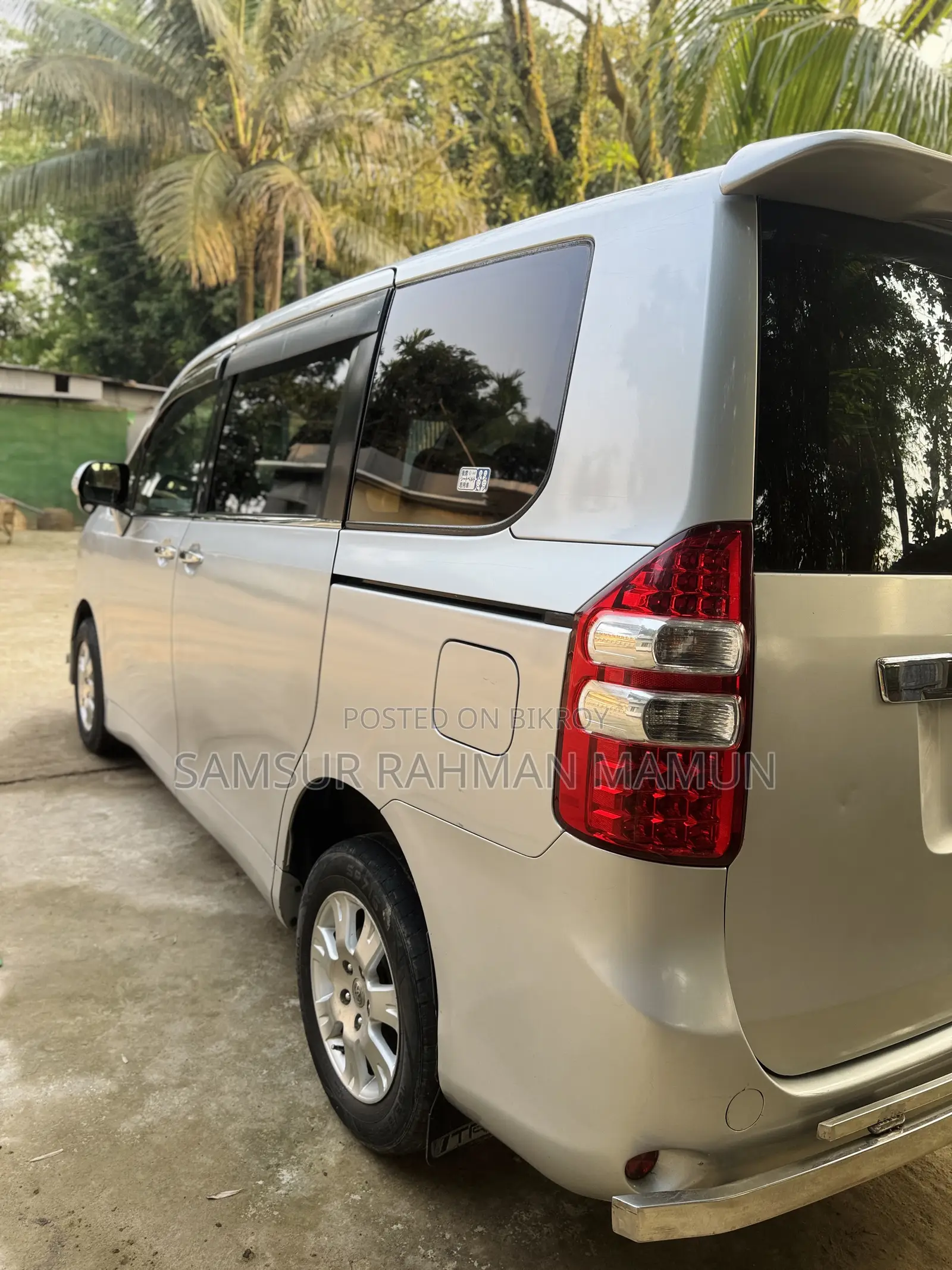 Toyota Noah 2.0 143hp AWD (8 Seater) 2012 Silver