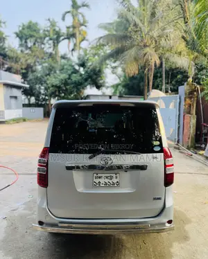 Toyota Noah 2.0 143hp AWD (8 Seater) 2012 Silver