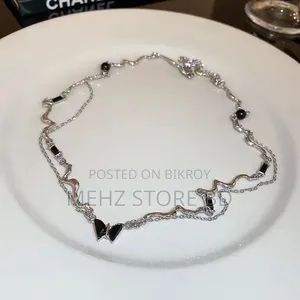 মিডনাইট বাটারফ্লাই অ্যাসিমেট্রিক লিকুইড মেটাল চোকার নেকলেস