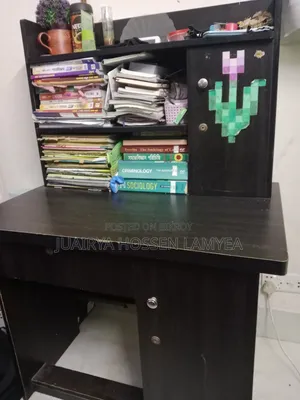 বুকশেলফ ক্যাবিনেটসহ কমপ্যাক্ট স্টাডি টেবিল
