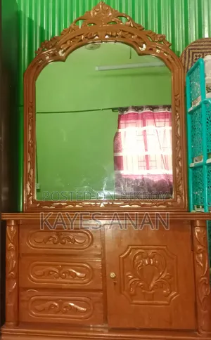 কাঠের ড্রেসিং টেবিল