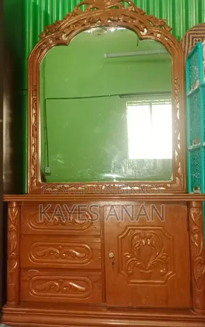 কাঠের ড্রেসিং টেবিল