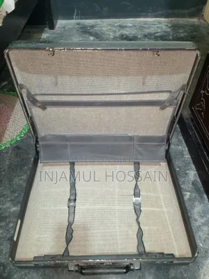 ভালো অবস্থার একটি এক্সিকিউটিভ ব্রিফকেস/অ্যাটাচি কেস বিক্রি হবে