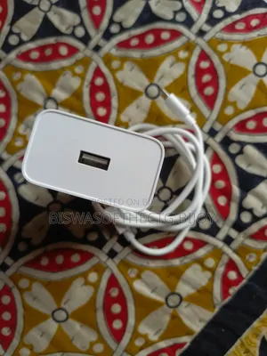 রিয়েলমি ১১ প্রো প্লাস ফোনের বক্সের চার্জার