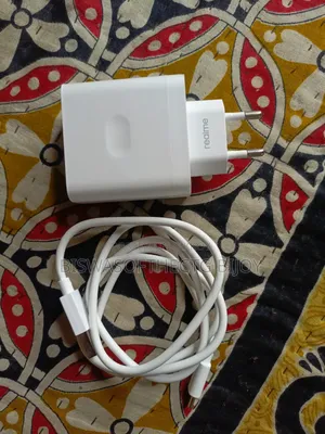 রিয়েলমি ১১ প্রো প্লাস ফোনের বক্সের চার্জার