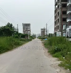 সেক্টর-১৬/এ তে ৩৪ ফুট রাস্তা সংলগ্ন ৫ কাঠার পার্ক ইস্ট প্লট।