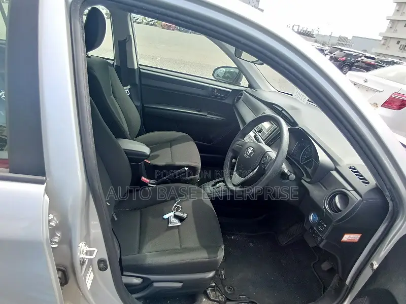 টয়োটা এক্সিও ২০২১ সিলভার