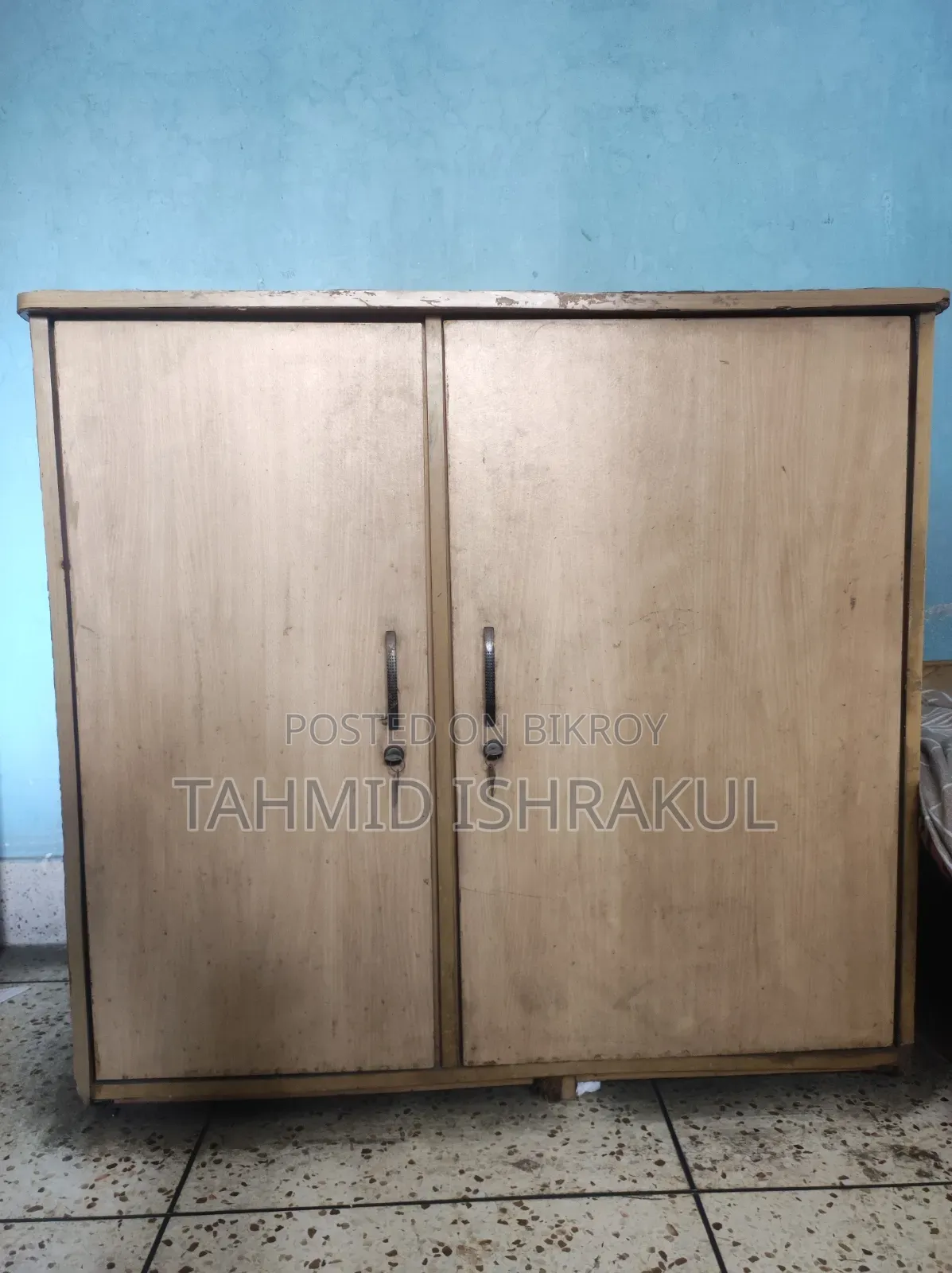 টেবিল, আলমারি এবং চৌকি