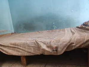 টেবিল, আলমারি এবং চৌকি