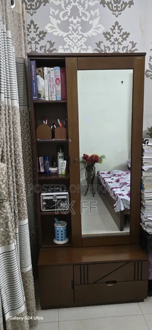 কাঠের ড্রেসিং টেবিল সাথে মিরর স্টোরেজ