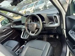 Toyota Noah 2024 Pearl