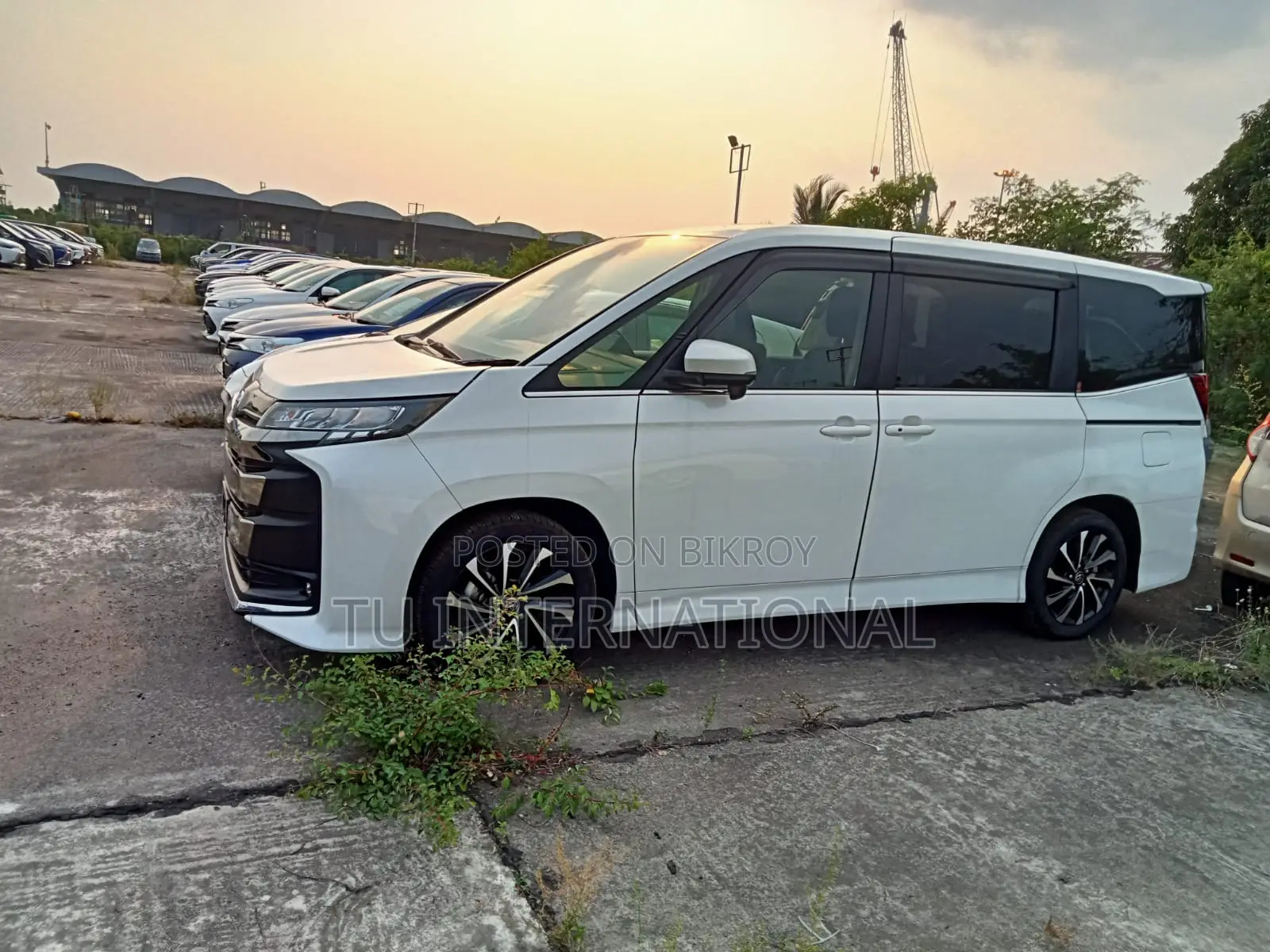Toyota Noah 2024 Pearl