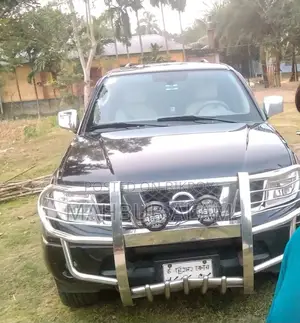 নিসান নাভারা ২০১৪ কালো