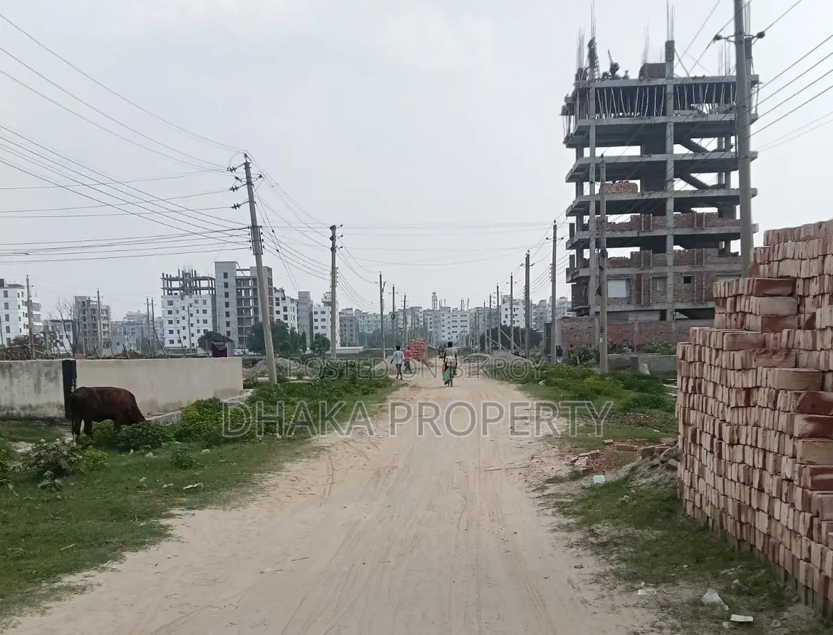৬০ ফুট রাস্তা ৩ কাঠা পার্ক ভিউ দক্ষিণমুখী সেক্টর-১৭/বি তে।