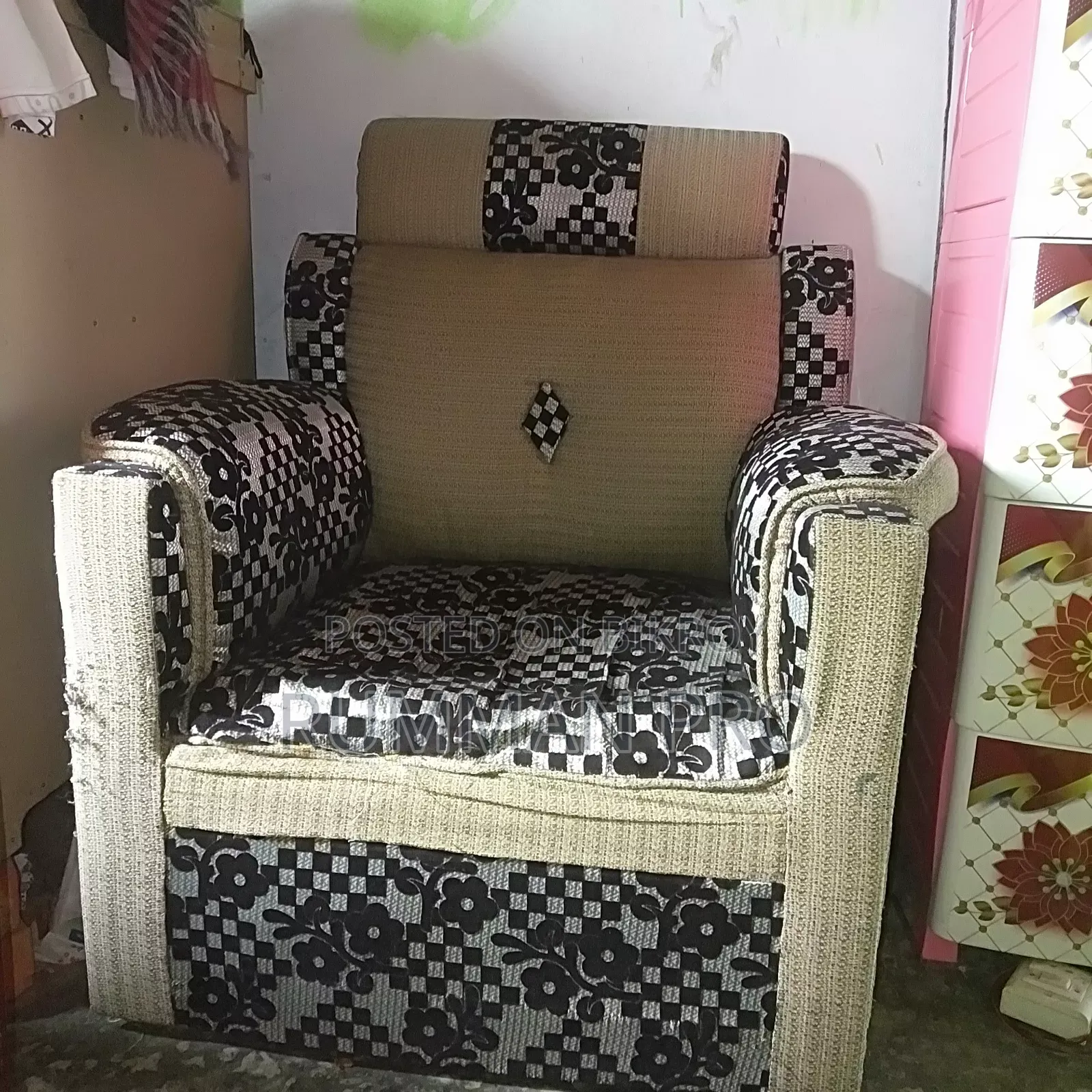 পুরাতন সোফা