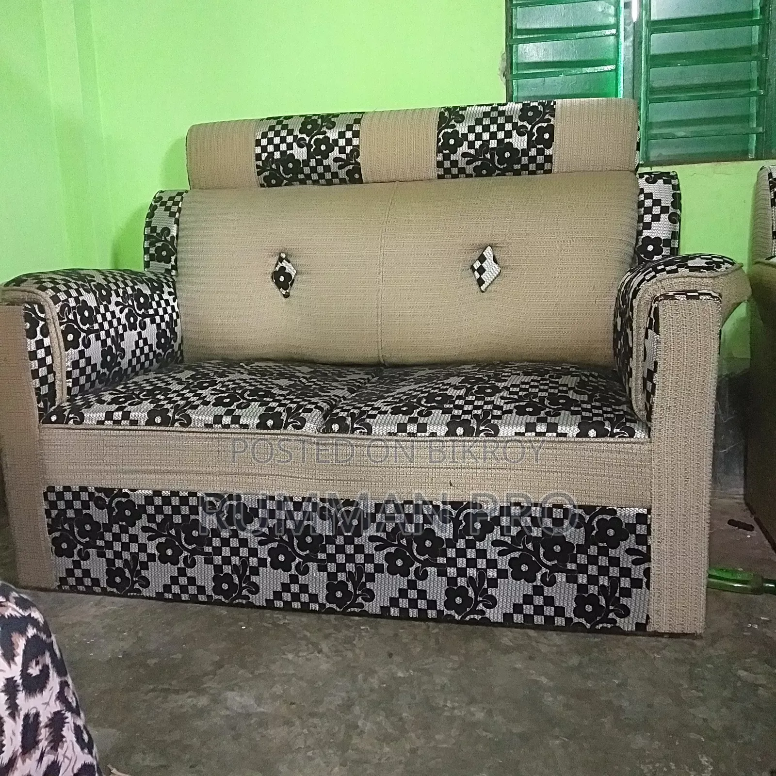 পুরাতন সোফা