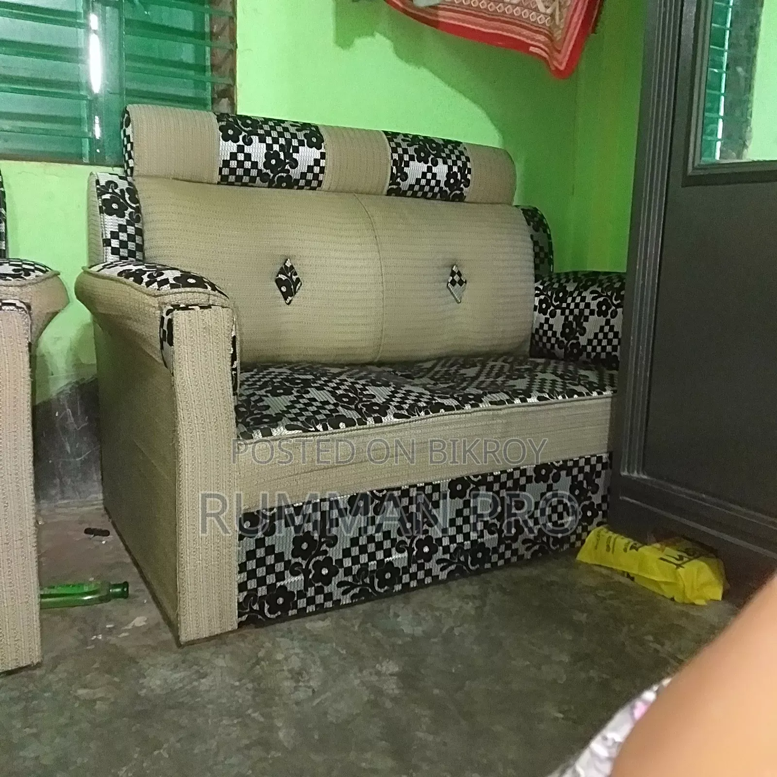 পুরাতন সোফা