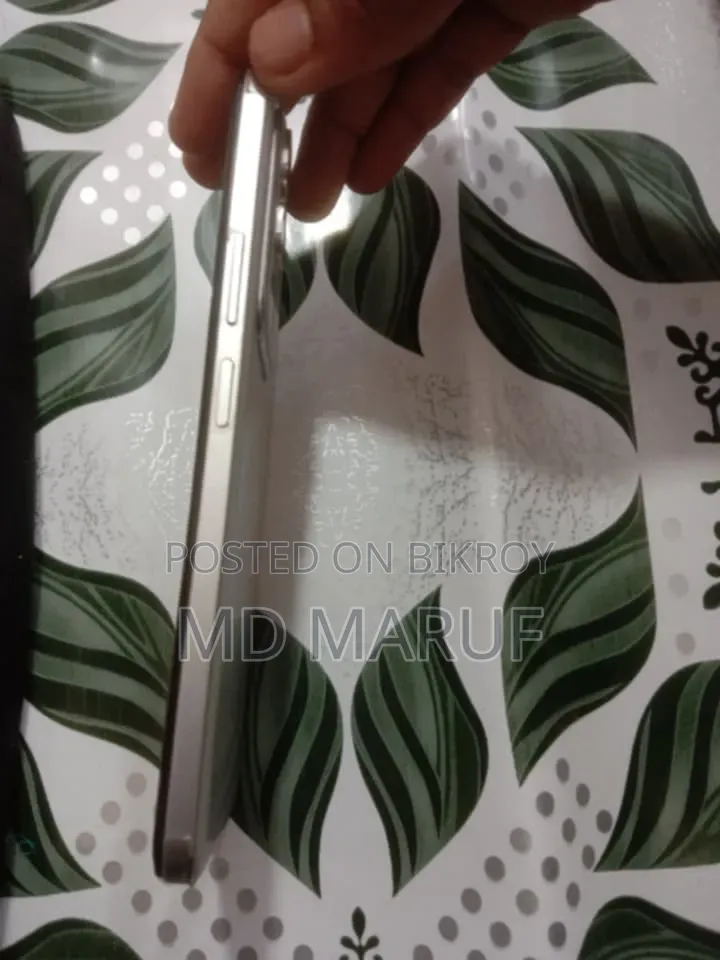 নতুন iQOO ৮ জিবি সাদা