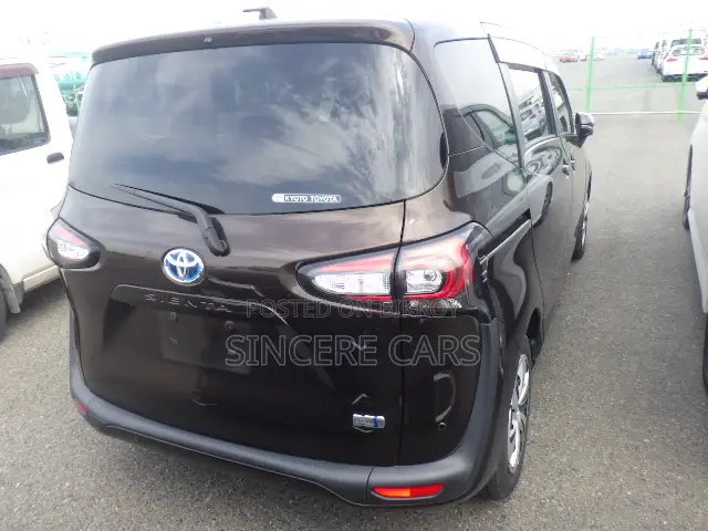 Toyota Sienta 2021 Brown