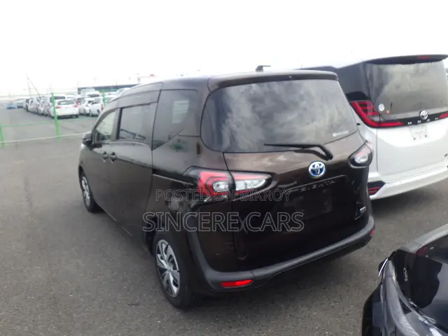 Toyota Sienta 2021 Brown