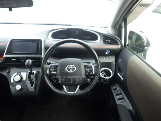 Toyota Sienta 2021 Brown