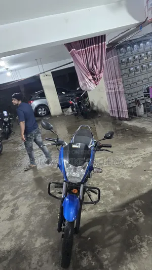 মাহিন্দ্রা সেঞ্চুরো ২০১৭ নীল