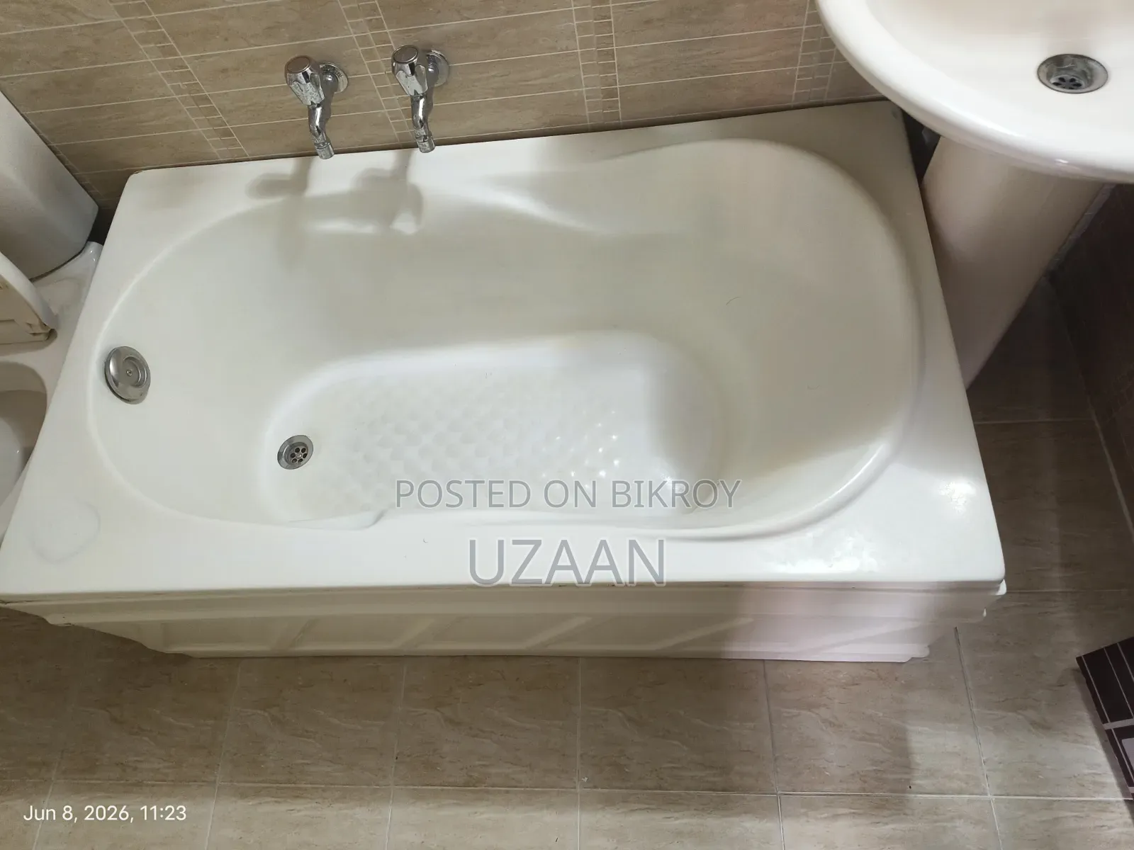 বিক্রয় হবে Fibre Made Bathtub | ব্যবহৃত মাত্র ১ বছর