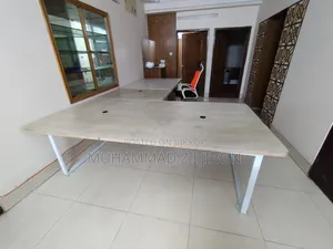 অফিস টেবিল
