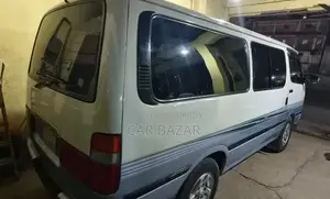 টয়োটা হায়েস সিয়ায়া ২০০৪ রূপালী