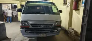টয়োটা হায়েস সিয়ায়া ২০০৪ রূপালী