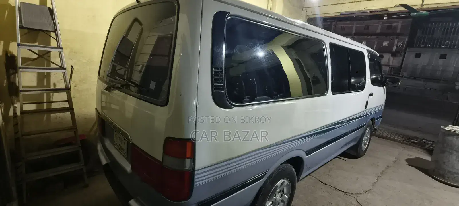 টয়োটা হায়েস সিয়ায়া ২০০৪ রূপালী