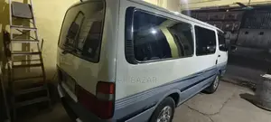 টয়োটা হায়েস সিয়ায়া ২০০৪ রূপালী